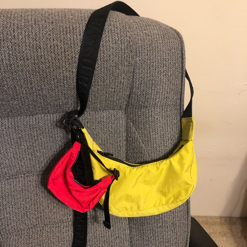 BAGGU SMALL CRESCENT BAG LEMONGRASS WITH CRESCENT BAG CHARM CANDY APPLE